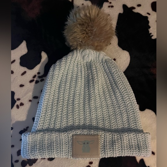 ✨BASICALLY NEW Star Wars baby Yoda mint color beanie with Pom Pom!✨ - Picture 1 of 4